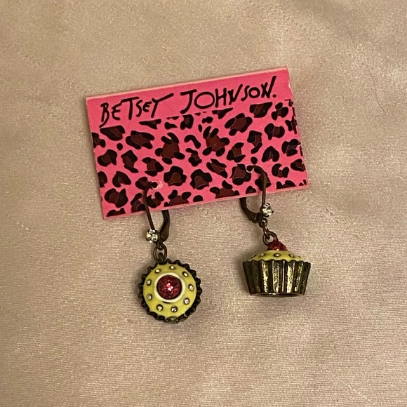 NWT Betsey Johnson cupcake dangle earrings - Picture 3 of 5